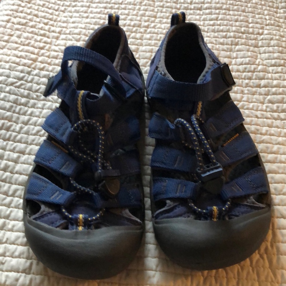 Keen water shoes Boys size 4